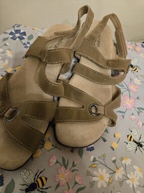 Comfort Sandals in Olive-Tan